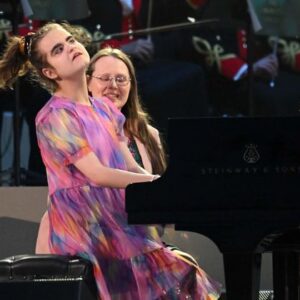 這是一個正在發生、關於奇蹟鋼琴少女的真實故事 -Lucy Illingworth ​