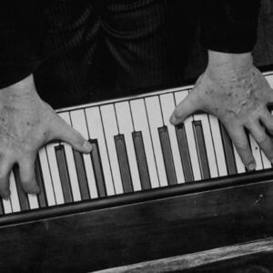 「手不夠大」彈鋼琴時感到受限嗎？你知道，有專門為手不夠大的鋼琴家製作的「窄琴鍵」嗎？