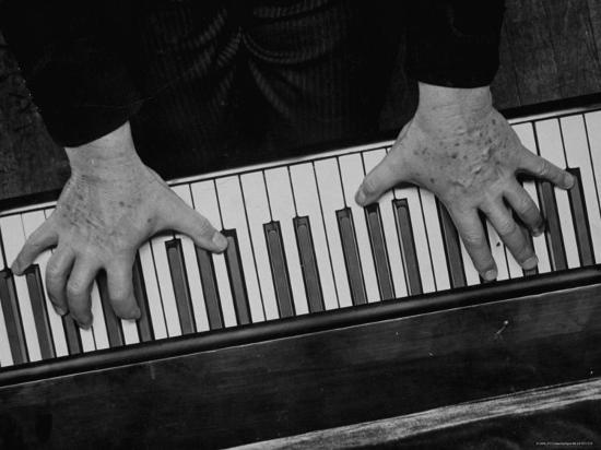 「手不夠大」彈鋼琴時感到受限嗎？你知道，有專門為手不夠大的鋼琴家製作的「窄琴鍵」嗎？