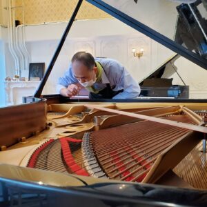 鋼琴才剛剛調音，為什麼感覺又跑掉了？鋼琴多久調音一次？｜D&D鋼琴知識