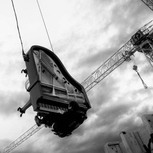 「躺在空中彈鋼琴」藝術鋼琴家Alain Roche與琴一同仰望的朝霞，無與倫比的藝術鋼琴演奏