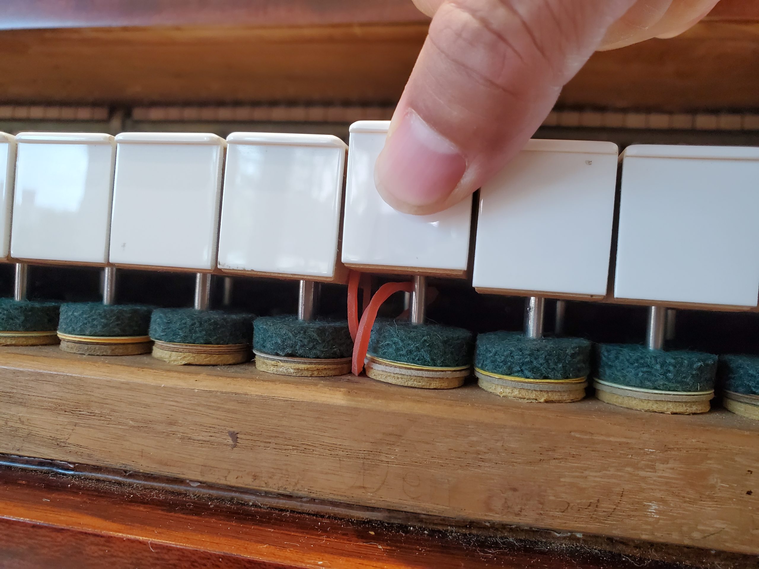 為什麼我的鋼琴琴鍵「彈」不起來！？造成沉鍵問題的原因，一探究竟｜D&D鋼琴知識