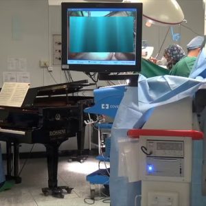 整台鋼琴搬進手術室!! 開刀時也能聽鋼琴演奏 – 臨床的鋼琴音樂治療研究