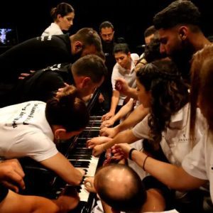 當我們同在「一琴」 – 最多人同時「彈一台」鋼琴的金氏世界紀錄