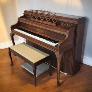 史坦威直立鋼琴F105：Louis XV