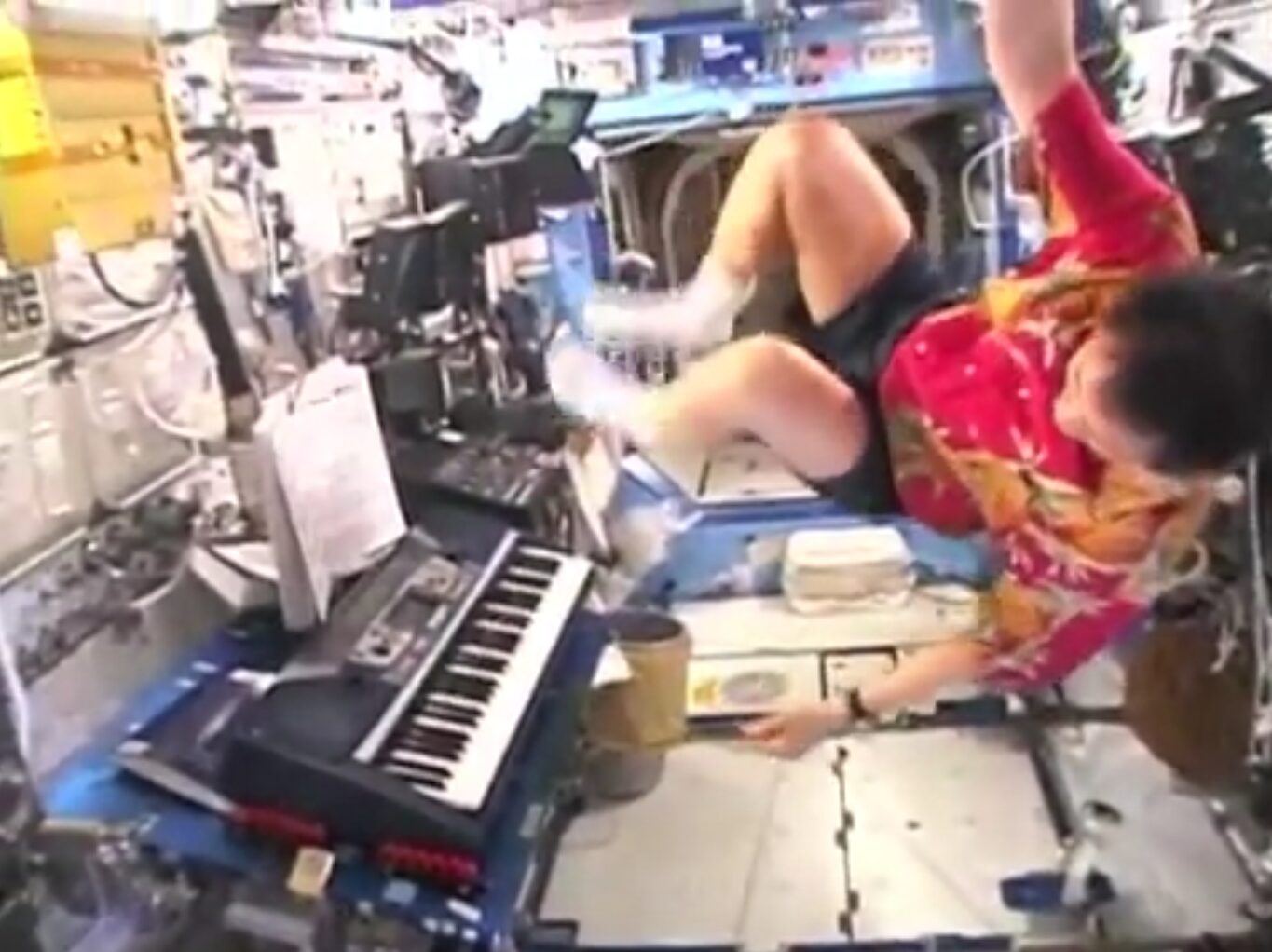 太空鋼琴家：如何在無重力中奏響宇宙！🚀在太空無重力的環境中彈奏鋼琴，感覺會是怎麽樣呢？