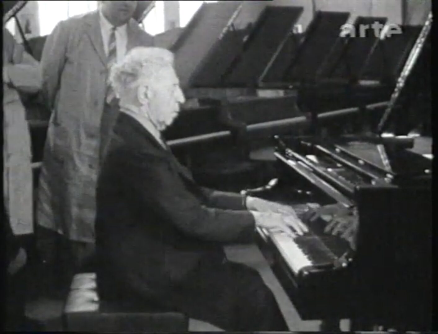 鋼琴大師魯賓斯坦的感動瞬間：史坦威D274從墜落到重生，用音樂和親吻留下動人歷史