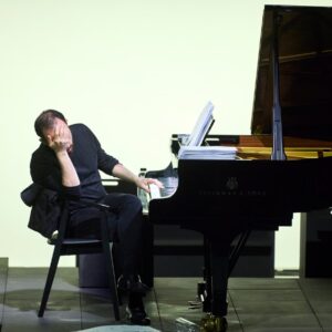 重複840遍！鋼琴家Igor Levit用16小時親證「煩惱 (Vexations)」，觀眾笑稱：聽一小時像過一輩子