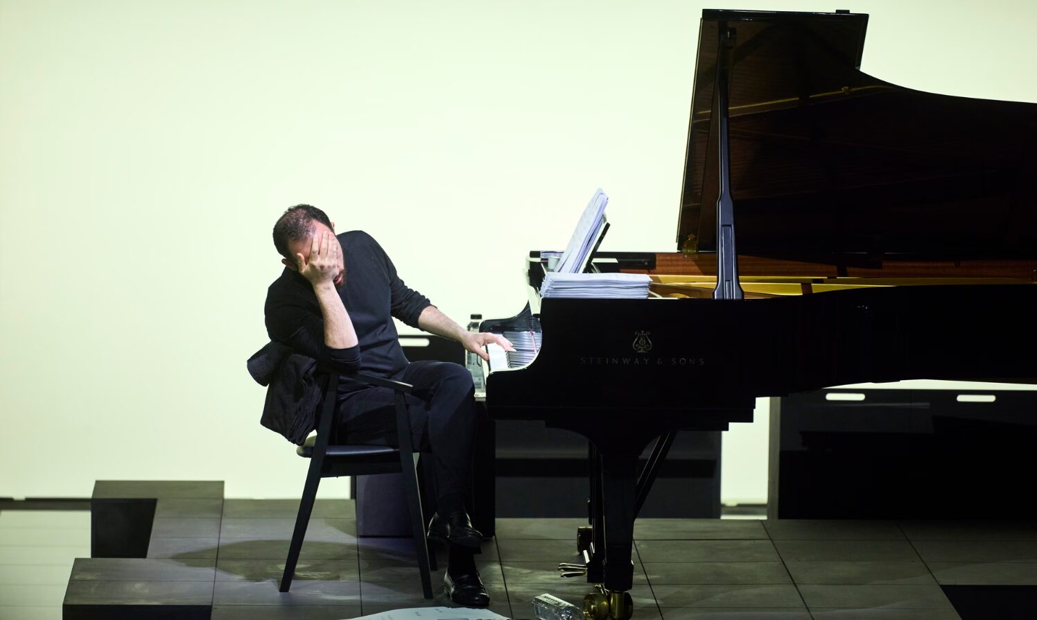 重複840遍！鋼琴家Igor Levit用16小時親證「煩惱 (Vexations)」，觀眾笑稱：聽一小時像過一輩子