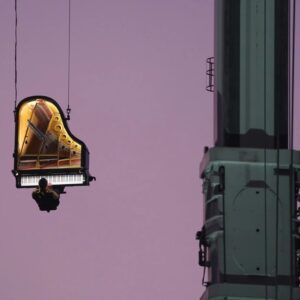 鋼琴界「極限音樂家」垂吊在空中彈琴的Alain Roche