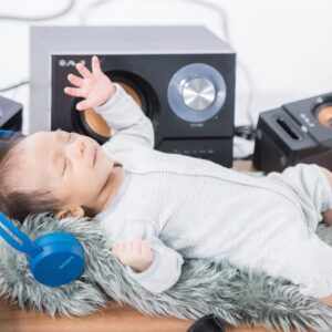 搖籃裡的節奏大師：研究發現新生兒天生具備「預測律動」的能力